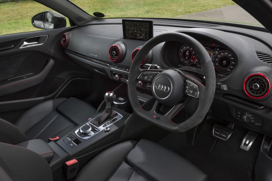 Интерьер Audi RS3 Sedan (8V) 2017 года  (UK) (фото 5 из 40)